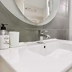 Апартаменты Playa Del Duque Beachside - Renovated 1br Pd1