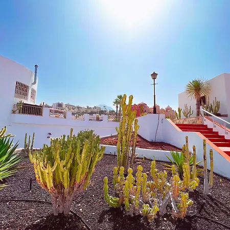 Апартаменты Playa Del Duque Beachside - Renovated 1br Pd1