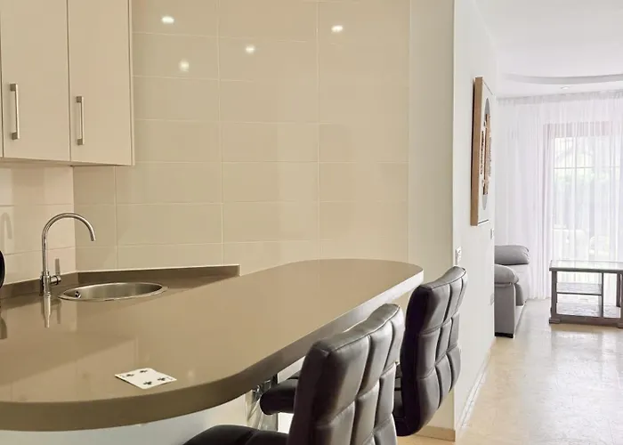 Daire Playa Del Duque Beachside - Renovated 1br Pd1